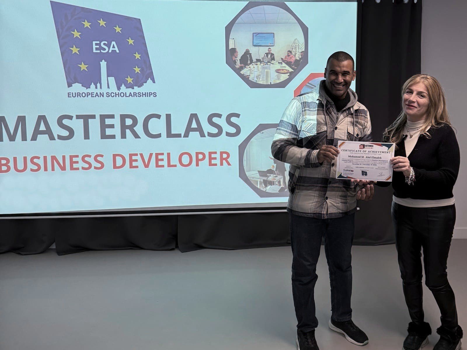 Participante de ESA Elite Applied Intelligence and Business Strategy recibiendo un certificado durante una sesión de preparación profesional en París