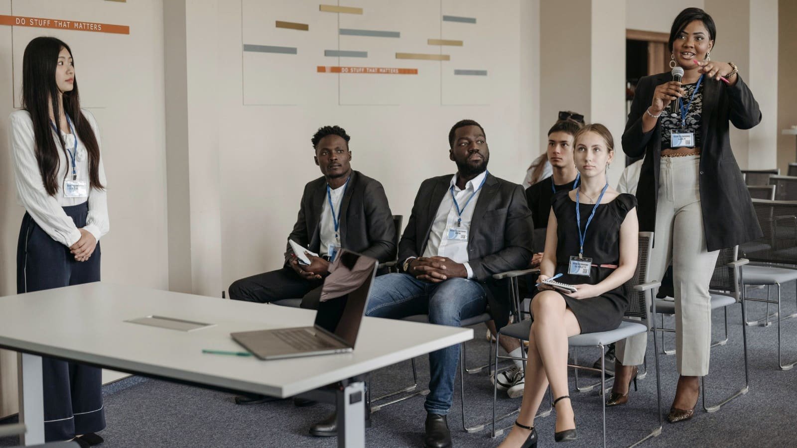 Sesión de formación ESA Elite Applied Intelligence and Business Strategy con participantes internacionales y un instructor en un entorno de aula