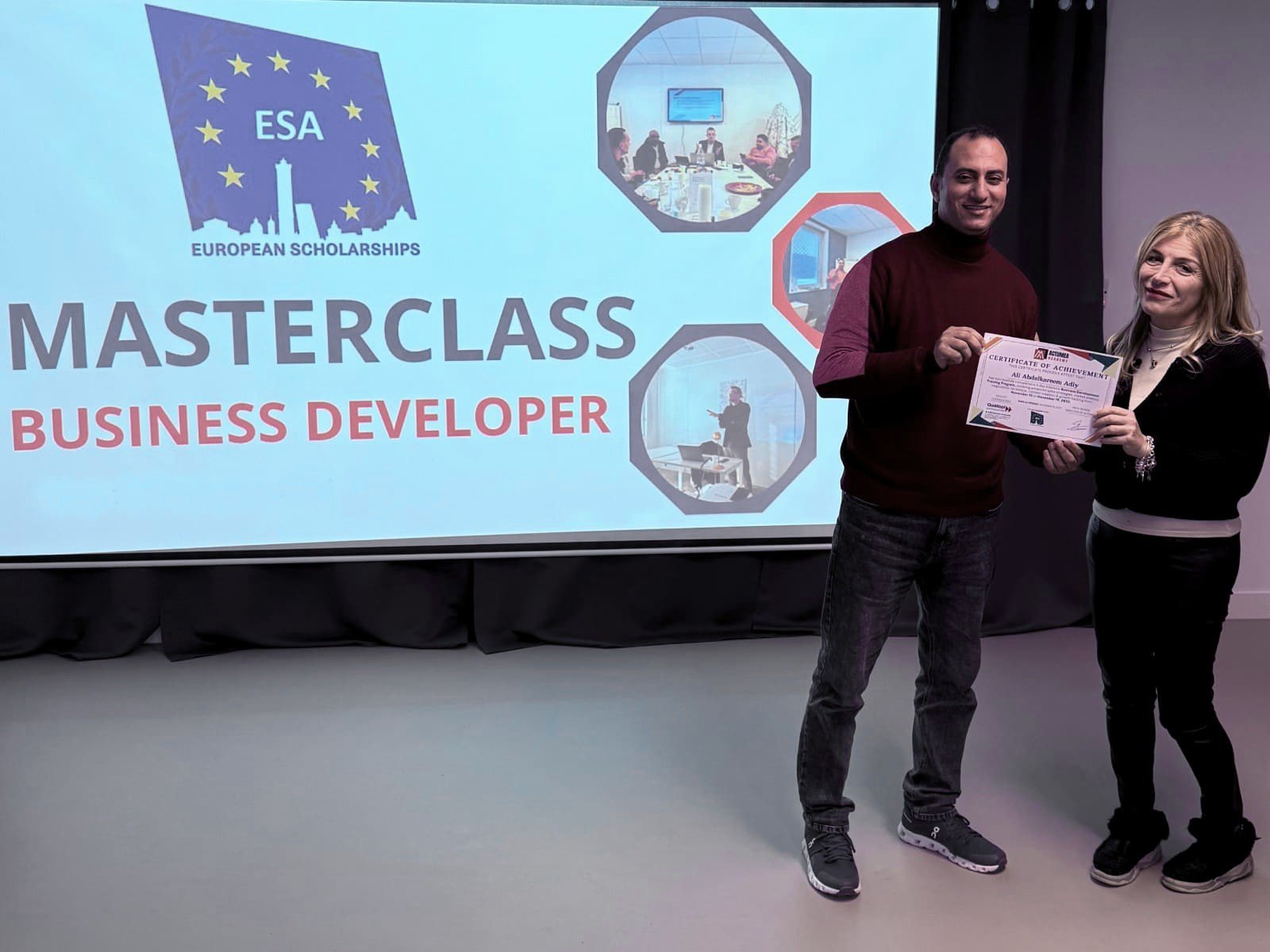 Participante de ESA Elite Sustainable Energy and Technical Systems recibiendo un certificado durante una sesión de preparación profesional en París