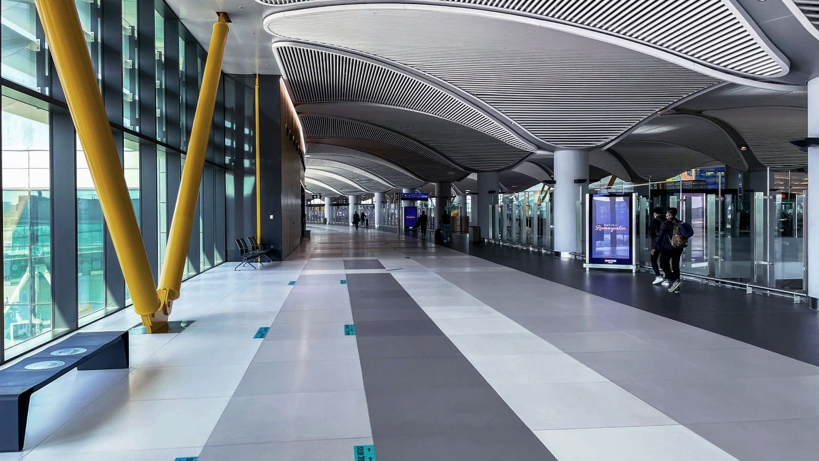 Interior de aeropuerto conceptual que representa movilidad internacional y desplazamiento estructurado en un contexto europeo